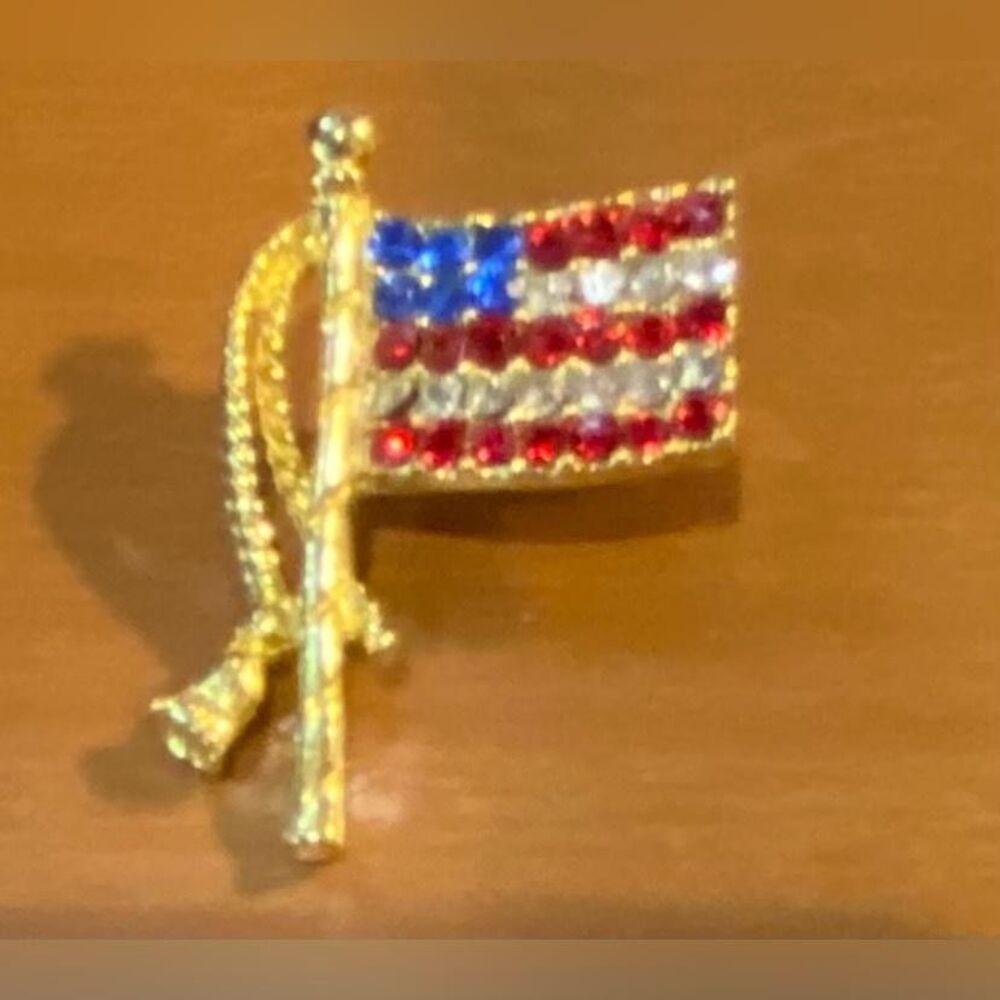 USA American Flag Lapel Pin Brooch Gold Tone Rhinestone Patriotic Jewelry 1.5”